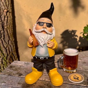 SEWAS Gartenzwerg Bierfreund trinkt Bier in Landesfarben BaWü