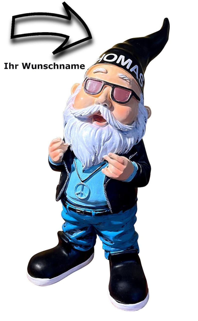 Peut inclure: Un gnome de jardin bleu et noir portant des lunettes de soleil et un chapeau noir avec le mot "OMAS" dessus. Le gnome porte un collier avec un symbole de paix et a une barbe blanche.