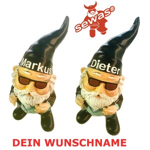 Peut inclure: Deux nains de jardin noirs et blancs portant des lunettes de soleil et des vestes en cuir. Les nains ont des barbes blanches et tiennent un petit objet dans leurs mains. Les nains portent des chapeaux qui disent "Markus" et "Dieter".