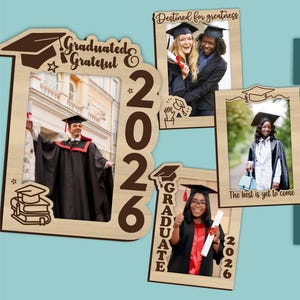 Può includere: Cornici per foto di laurea in legno con l'anno 2026, con foto di laureati in toga e cappello. Le cornici includono le parole "Graduated & Grateful", "Destined for greatness" e "The best is yet to come".