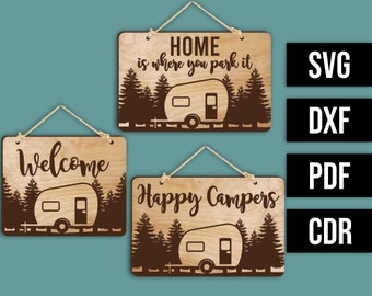 Può includere: Tre cartelli in legno con tema campeggio. Il primo cartello dice "Home is where you park it" con una sagoma di camper e alberi. Il secondo cartello dice "Welcome" con una sagoma di camper e alberi. Il terzo cartello dice "Happy Campers" con una sagoma di camper e alberi.