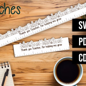 Op de afbeelding: Twee witte linialen met bloemmotieven en de tekst "Thank you Teacher, for helping me grow." De linialen zijn gemarkeerd in inches. De afbeelding bevat ook SVG-, PDF- en CDR-bestandsindelingopties.