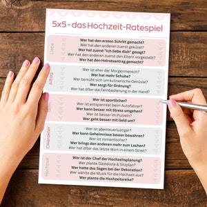 Könnte beinhalten: Ein druckbares Spiel für Paare namens "5x5 - Das Hochzeits-Ratespiel". Das Spiel enthält 5 Kategorien: Liebe, Alltag, Fähigkeiten, Charakter und Hochzeit. Jede Kategorie hat 5 Fragen über das Paar.