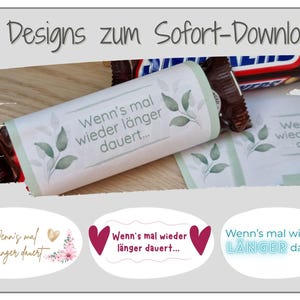Puede incluir: Imagen que presenta cuatro diseños para envoltorios de barras de chocolate. Los envoltorios tienen el texto "Wenn's mal wieder länger dauert..." y elementos decorativos. Los diseños incluyen variaciones florales, de corazón y de texto neón. También se ve una barra Snickers.