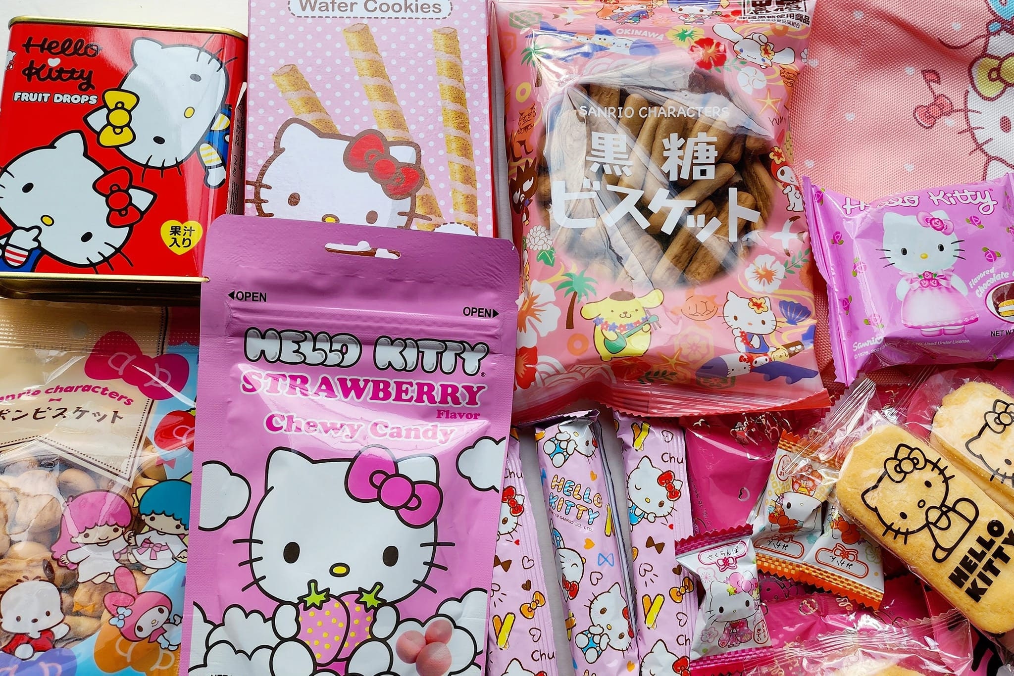 Living A Doll's Life : *REVIEW* Hello Sanrio Mystery Snack Box
