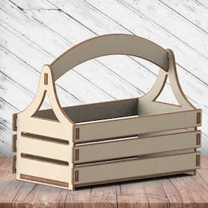 Puede incluir: Una caja de madera con asa, ideal para guardar y transportar objetos. La caja tiene un acabado de madera natural y está hecha de madera resistente.