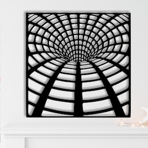 K&ouml;nnte beinhalten: Schwarze Wandkunst aus Metall mit einem geometrischen Design eines wirbelnden, dreidimensionalen Gitters.