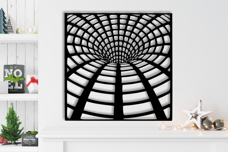 K&ouml;nnte beinhalten: Schwarze Wandkunst aus Metall mit einem geometrischen Design eines wirbelnden, dreidimensionalen Gitters.