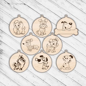 以下が含まれることがあります： 異なる犬種を描いた木製オーナメント8個セット。各オーナメントは丸型で、上部に吊り下げ用の穴があります。犬は漫画風で描かれており、すべてお祝いの服装をしています。