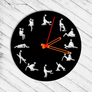 Könnte beinhalten: Eine schwarze Uhr mit weißen Strichmännchen in verschiedenen Positionen um das Zifferblatt. Die Zeiger der Uhr sind rot und orange.