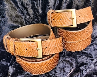 Cintura di grandi dimensioni in vera pelle di serpente, con motivo pitone esotico realizzato a mano, cintura di lusso firmata italiana.