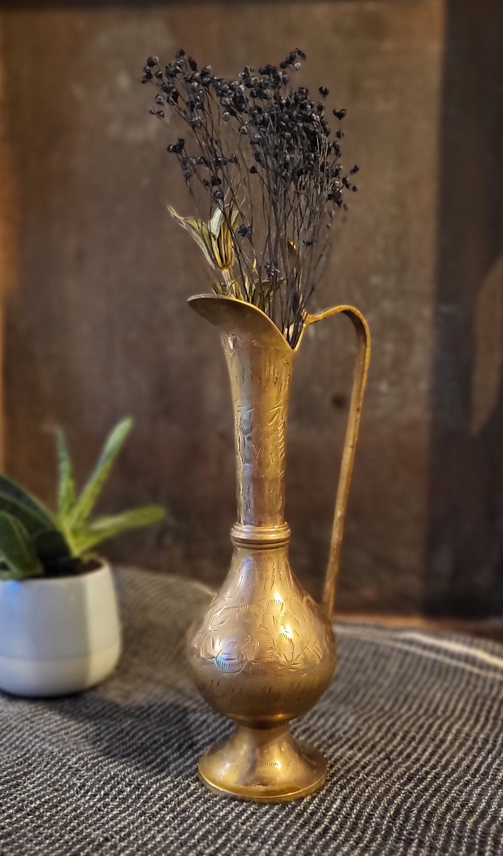 Petite Aiguière en Laiton Ciselée - Soliflore Vintage