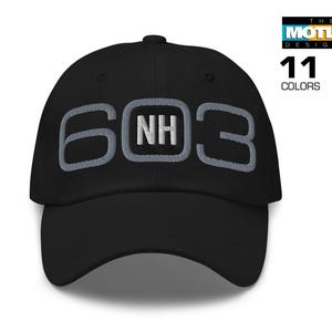 Puede incluir: Gorra de béisbol negra con un parche bordado en gris que dice "603 NH" en la parte delantera.