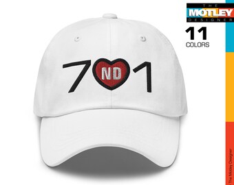 Haftowany kod kierunkowy Północnej Dakoty 701 z napisem ND w centrum w kolorze czerwonego serca. Czapka taty