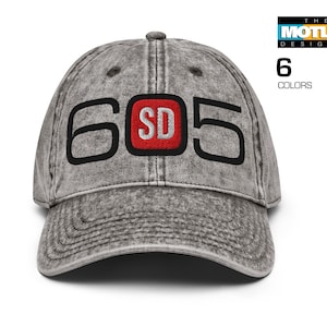 Gestickt, South Dakota Arealvorwahl 605 mit rotem SD Design. Vintage Baumwoll Twill Cap