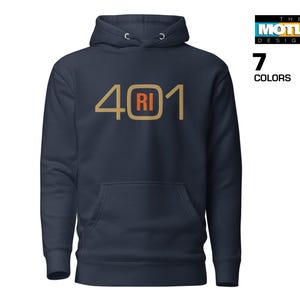 Puede incluir: Una sudadera con capucha azul marino con un logotipo 401 dorado con las letras "RI" en naranja.