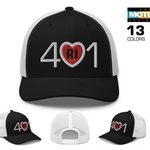 Puede incluir: Gorra de camionero negra y blanca con un corazón rojo que dice "RI" en su interior. Los números "401" están a ambos lados del corazón. La gorra está disponible en 13 colores.