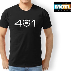 ロードアイランド州のオリジナル市外局番「401」、ユニセックス ジャージー 半袖 T シャツ。州の誇りを身に着け、州独自の市外局番を披露しましょう。