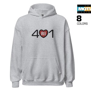 Puede incluir: Una sudadera con capucha gris con un gráfico negro del número 401 con un corazón rojo que contiene las letras RI dentro del corazón.