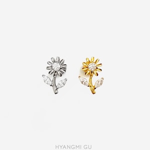 16G Titanium Flower Internally Threaded Flat Back stud, Leaf Conch earring, Cartilage flat back, Helix stud, Tragus stud, Minimalist stud