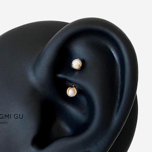 16G Titan-Augenbrauenpiercing, 3 mm, goldfarbene Perle, innenverschraubter, gebogener Stecker, Ohrstecker mit weißer Perle, Conch-Ohrring, Knorpel-, Helix-, Tragus- und Rook-Piercing – 01 3