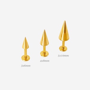Op de afbeelding: Drie goudkleurige kegelvormige studs met platte ronde basissen. De studs zijn gerangschikt op grootte, gelabeld met de tekst 3x6mm, 4x8mm en 5x10mm, wat de respectievelijke afmetingen in millimeters voor elk afzonderlijk stuk aangeeft.