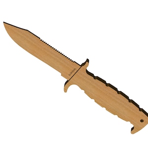 Könnte beinhalten: Ein Holzmesser mit einer gezahnten Klinge und einem Griff, auf dem "SURVIVAL" steht.