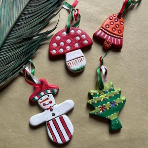 Handgeschilderde terracotta kerstornamenten (set van 4)