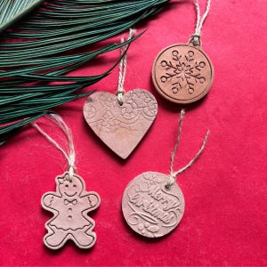 Handgemaakte terracotta kerstornamenten – set van 4