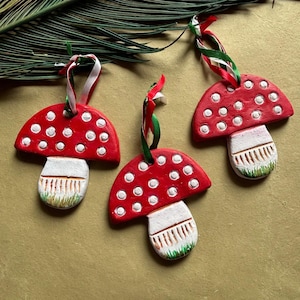 Handgemaakte terracotta kerstversieringen met paddenstoelen - set van 3