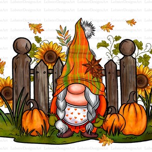 Op de afbeelding: Een gnome met een gestreepte hoed in herfstkleuren en een witte baard staat voor een houten hek. De gnome houdt twee pompoenen vast en is omringd door zonnebloemen en herfstbladeren.