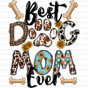以下が含まれることがあります： 「Best Dog Mom Ever」という黒いテキストのグラフィックデザイン。テキストは、さまざまな色とパターンで、足跡、骨、花柄で囲まれています。