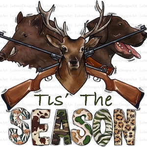 Peut inclure: Une illustration num&eacute;rique d'un cerf, d'un sanglier et d'un chien avec des fusils crois&eacute;s derri&egrave;re eux. Le texte "Tis' The Season" est &eacute;crit sous les animaux dans un motif de camouflage.