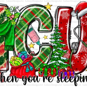 Puede incluir: Un diseño gráfico navideño con las letras "ICU" en un estilo festivo. Las letras están decoradas con cuadros, copos de nieve, un estetoscopio, un árbol de Navidad, un bastón de caramelo, una jeringa y un gorro de Papá Noel. El texto "When you're sleeping" está debajo de las letras.