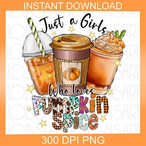 Może przedstawiać: Cyfrowa ilustracja przedstawiająca trzy filiżanki kawy z jesiennymi wzorami. Tekst "Just a Girls Who Loves Pumpkin Spice" jest napisany ozdobnym fontem.