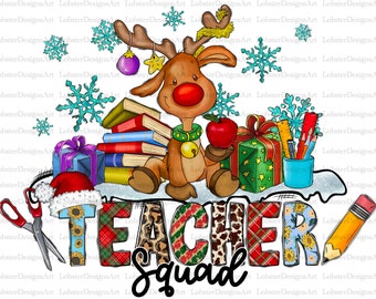 Puede incluir: Un diseño navideño con un reno de dibujos animados sosteniendo una manzana, rodeado de libros, regalos y copos de nieve. El texto "TEACHER SQUAD" está escrito en letras de colores con un patrón de cuadros, estampado de leopardo y flores.