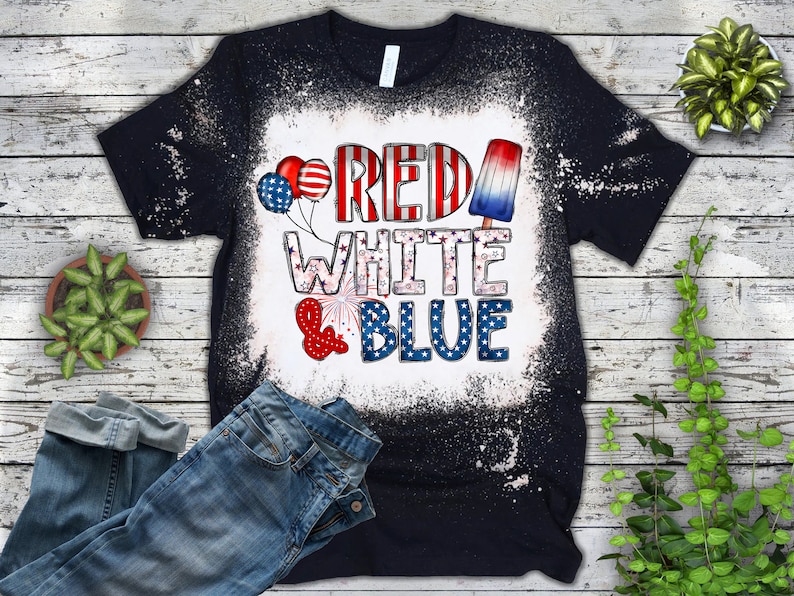 Puede incluir: Una camiseta negra con un dise&ntilde;o de blanqueador blanco que dice "Red White & Blue" con estrellas y rayas rojas, blancas y azules. Tambi&eacute;n hay globos rojos, blancos y azules y una paleta de hielo en el dise&ntilde;o.