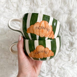 Handgjord croissantmugg i keramik, grönrandig handmålad design, 237 ml