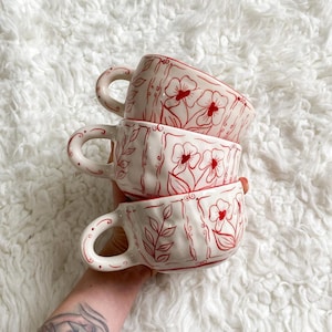 Handgemachte rustikale rote Blumenkeramiktasse, handbemaltes Cottagecore-Design, 8,5 Unze