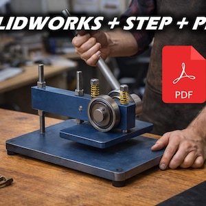 Może przedstawiać: Niebieska metalowa prasa ze srebrną rączką i dużym kołem. Obraz zawiera tekst "SOLIDWORKS + STEP + PDF" i czerwoną ikonę PDF. Prasa stoi na drewnianej powierzchni, z metalowym osprzętem i skórzanym fartuchem w tle.