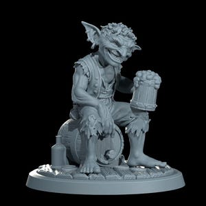Peut inclure: Une figurine peinte en gris d'un gobelin assis sur un tonneau et tenant une chope de bière. Le gobelin a une expression espiègle sur son visage.