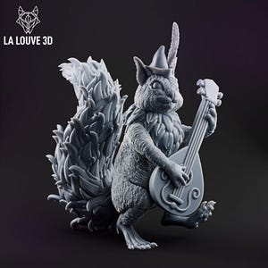 Peut inclure: Figurine grise imprimée en 3D représentant un écureuil jouant du mandoline. L'écureuil porte un chapeau avec une plume et a une queue touffue. La figurine est sur fond sombre. Le texte "LA LOUVE 3D" est en haut à gauche.