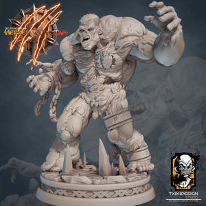 Könnte beinhalten: Eine 3D-gedruckte Miniatur eines monströsen Wesens mit zusammengenähten Haut, an Handgelenken und Knöcheln angekettet. Das Wesen hat ein groteskes Gesicht mit einem breiten Mund und scharfen Zähnen. Die Miniatur ist in einer dynamischen Pose dargestellt, mit einem erhobenen Arm und dem anderen nach vorne ausgestreckt. Die Miniatur steht auf einem runden Sockel mit einer strukturierten Oberfläche.