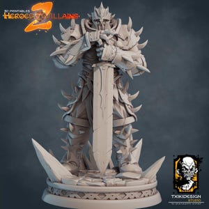 Op de afbeelding: Een 3D-geprint miniatuur van een krijger in een stekelig, gedetailleerd harnas met een zwaard. Het miniatuur staat op een rotsachtige basis. Het miniatuur maakt deel uit van de Heroes & Villains 2-collectie.