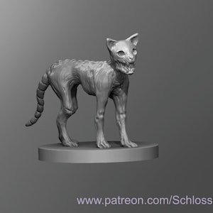 Peut inclure: Une miniature d'un chat squelettique imprimé en 3D avec une longue queue segmentée. Le chat est debout sur une base ronde et a une expression de grognement.