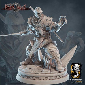 Może przedstawiać: Szczegółowa, szara miniatura postaci fantasy z mieczem, wydrukowana w 3D. Postać ma na sobie skórzaną kurtkę z futrzanym kołnierzem i ma surowy wyraz twarzy. Miniatura stoi na okrągłej podstawie z fakturowaną powierzchnią.