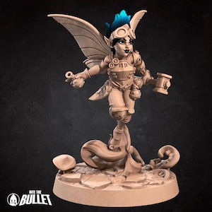 Op de afbeelding: Gedetailleerd beeldje van een feeachtig personage met blauw haar, een bril en vleugels, met een hamer en een kleine bal. Het beeldje staat op een gebeeldhouwde basis met de tekst "Bite the Bullet".