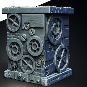 Op de afbeelding: Een grijze houten doos met een steampunk-ontwerp. De doos is versierd met tandwielen, tandwielen en andere mechanische elementen. De doos is gemaakt van hout en heeft een verweerde afwerking.