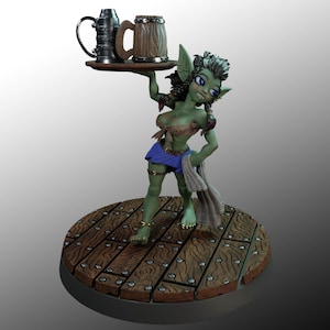 Könnte beinhalten: Eine grün gehäutete Fantasy-Figur, die ein Tablett mit einem Bierkrug aus Metall und einem Holzkrug hält. Die Figur trägt einen blauen Rock und ein braunes Oberteil. Die Figur steht auf einer Holzplattform.