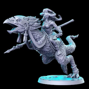 Könnte beinhalten: Detaillierte, graue Fantasy-Figur, die eine Kriegerin zeigt, die auf einer vogelartigen Kreatur reitet. Die Kriegerin ist mit einem Speer bewaffnet und hält einen Stab. Der Vogel hat einen detaillierten Kopf und einen gefiederten Körper, montiert auf einer kreisförmigen Basis.